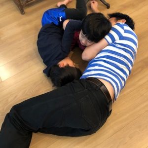 背面が特徴的な椅子。