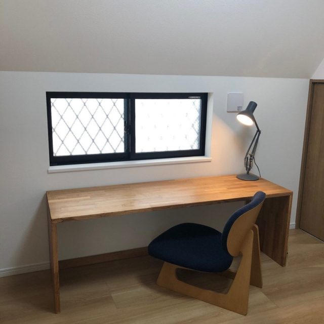 リモートワークと低座イス。